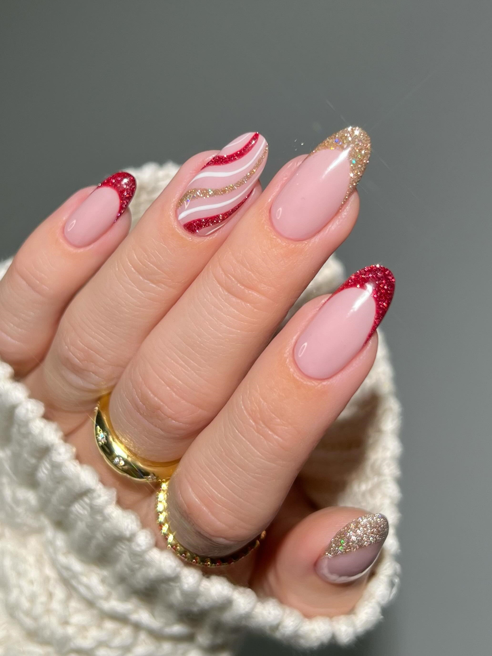 30+ Best Christmas Nails You Need To Try; This includes winter nails , holiday nails, santa nails, reindeer nails, christmas tree nails , holly nails, snowflakes nails & more! #holidaynails #christmasnails, #winternails