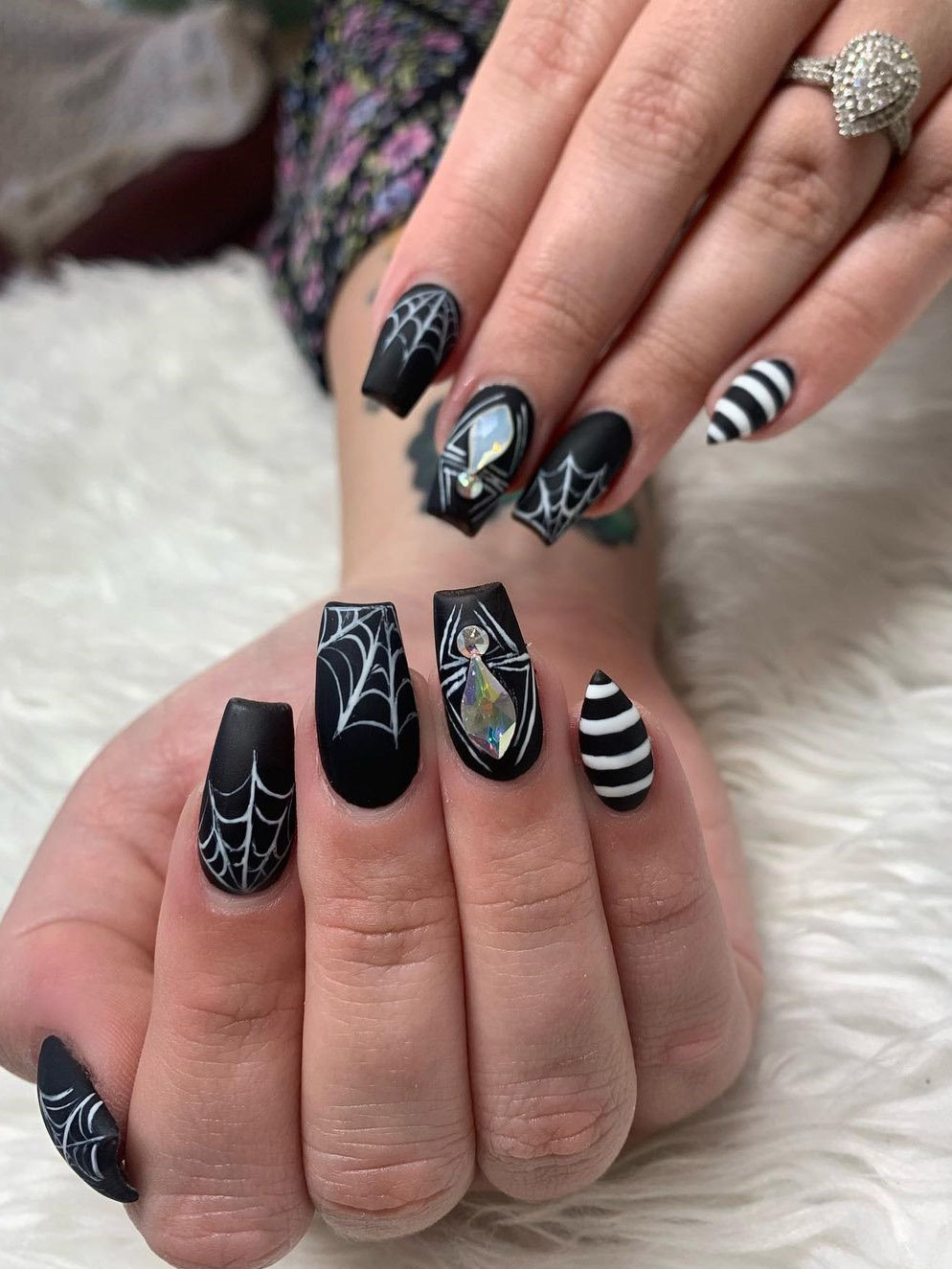 Halloween nail design easy, Halloween nail ideas, simple Halloween nails, Looking for halloween nail art. If so, there’s plenty of Halloween nail designs acrylic and Halloween nails easy to choose from! #halloweennails #halloweennailart #halloweennaildesigns