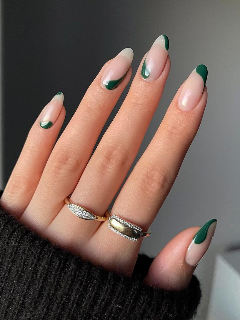 Winter Nails 2021 Trends To Spice Up Your Look; Snowflakes Nails; Winter Nails; Christmas Nails; Glitter Nails; Gold Foil Nails; Holiday Nails; Festive Nail Art #nailsdesign #christmasnails #nails #holidaynails #winternails