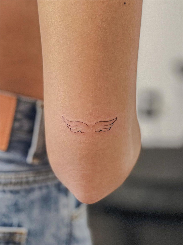 Here’s a list of all the coolest small tattoos we’ve seen thus far. You’re going to want to bookmark, right-click, or save these for your next tattoo.