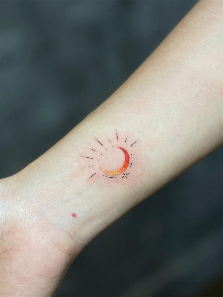 Here’s a list of all the coolest small tattoos we’ve seen thus far. You’re going to want to bookmark, right-click, or save these for your next tattoo.