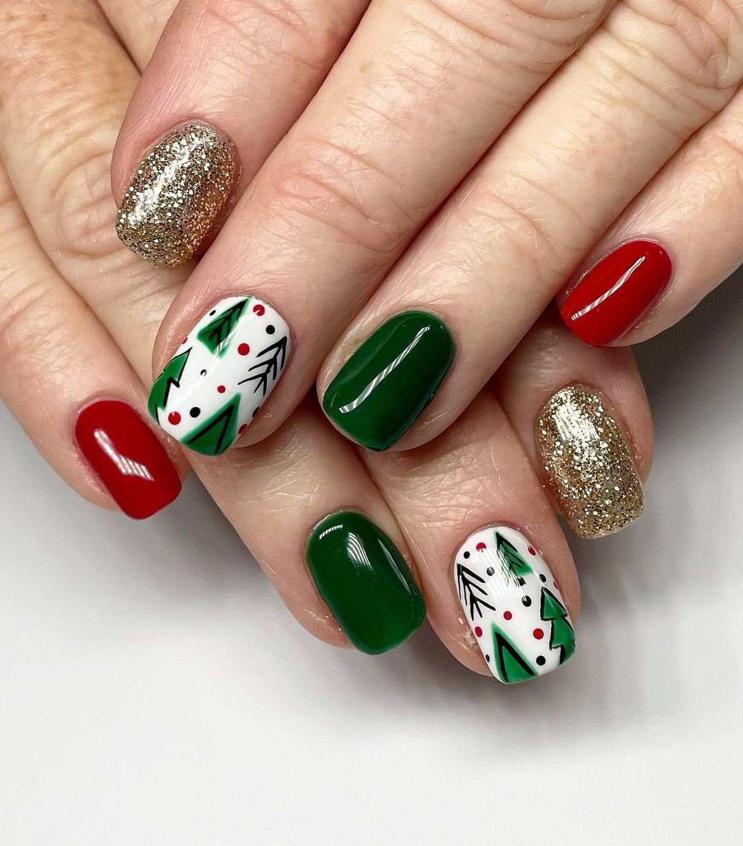 red and white nails christmas, winter nails 2021 trends, cute candy cane nails idea; santa nails design, reindeer nail designs #nailsdesign #christmasnails #nails #holidaynails #winternails