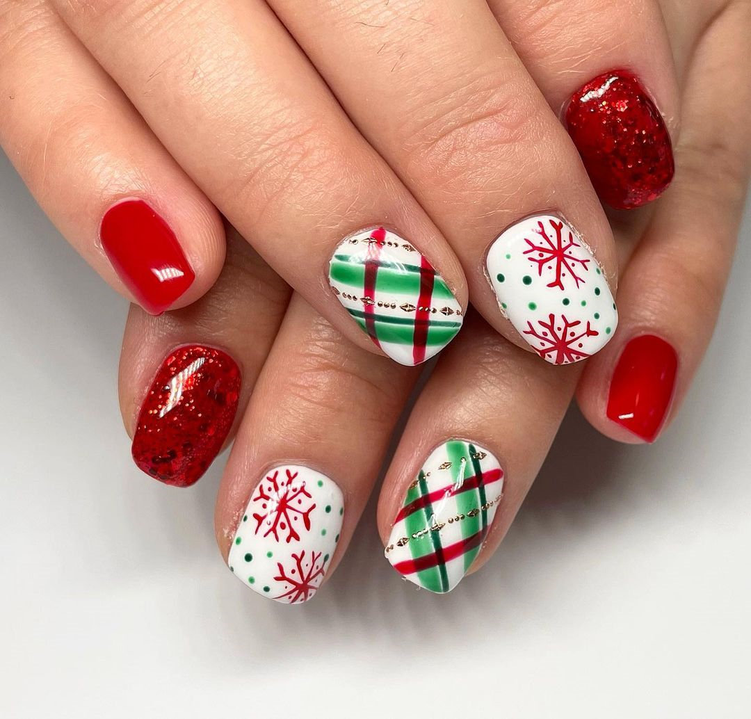 red and white nails christmas, winter nails 2021 trends, cute candy cane nails idea; santa nails design, reindeer nail designs #nailsdesign #christmasnails #nails #holidaynails #winternails