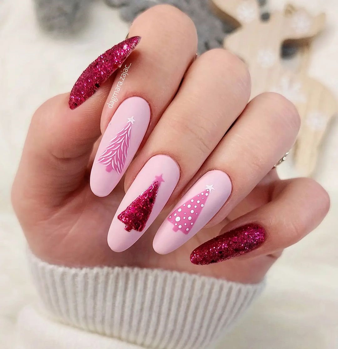 red and white nails christmas, winter nails 2021 trends, cute candy cane nails idea; santa nails design, reindeer nail designs #nailsdesign #christmasnails #nails #holidaynails #winternails