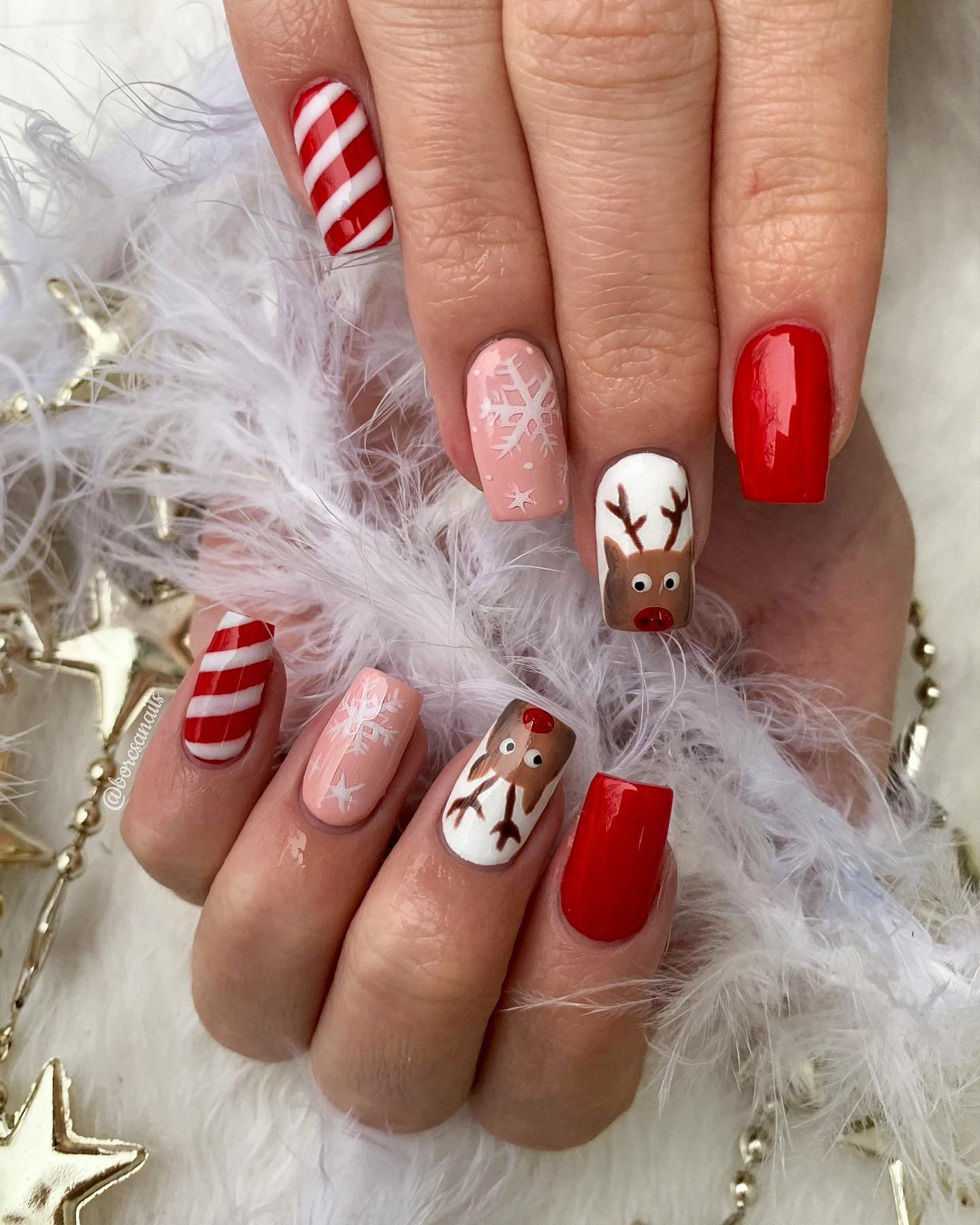 30+ Best Christmas Nails You Need To Try; This includes winter nails , holiday nails, santa nails, reindeer nails, christmas tree nails , holly nails, snowflakes nails & more! #holidaynails #christmasnails, #winternails