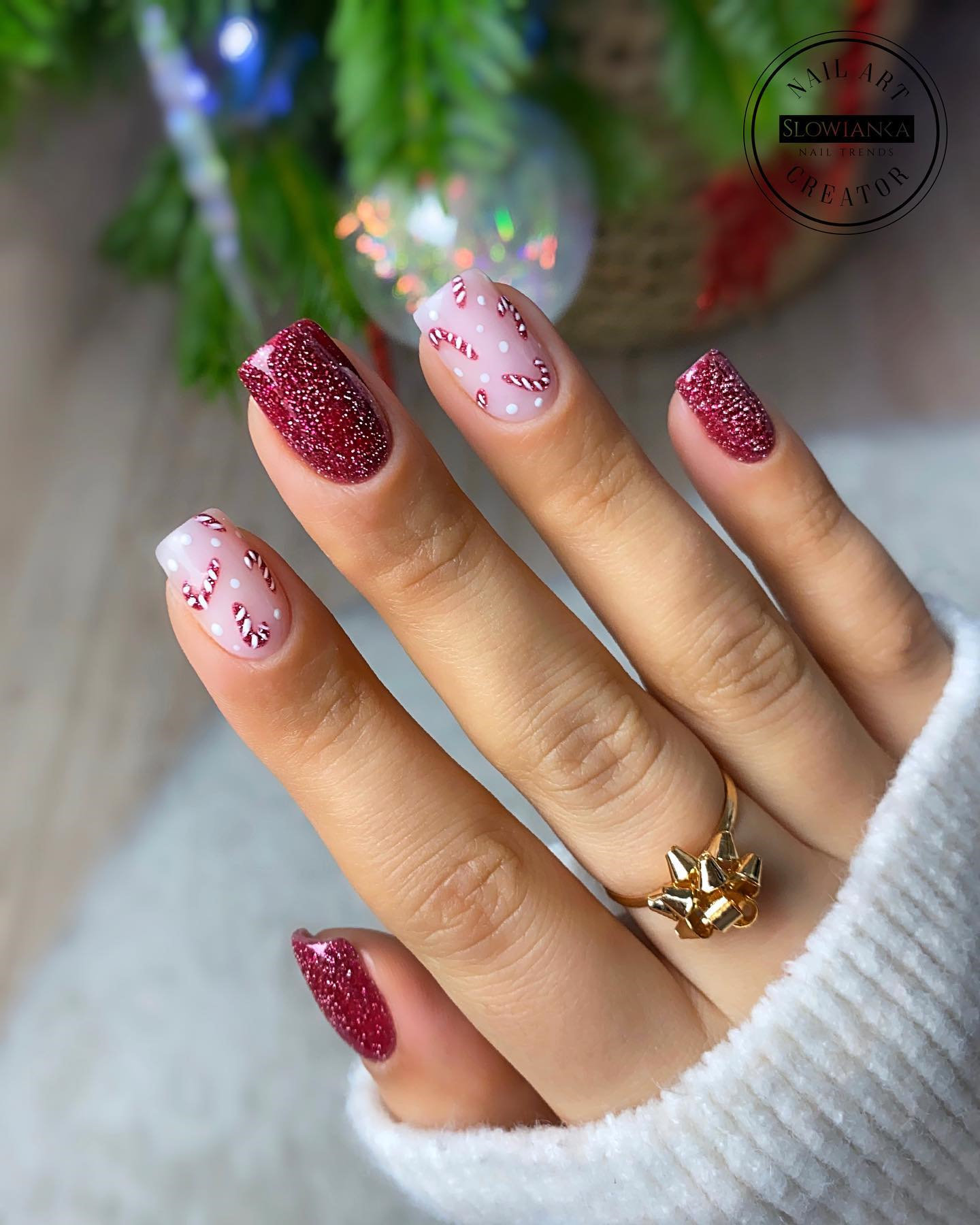 30+ Best Christmas Nails You Need To Try; This includes winter nails , holiday nails, santa nails, reindeer nails, christmas tree nails , holly nails, snowflakes nails & more! #holidaynails #christmasnails, #winternails