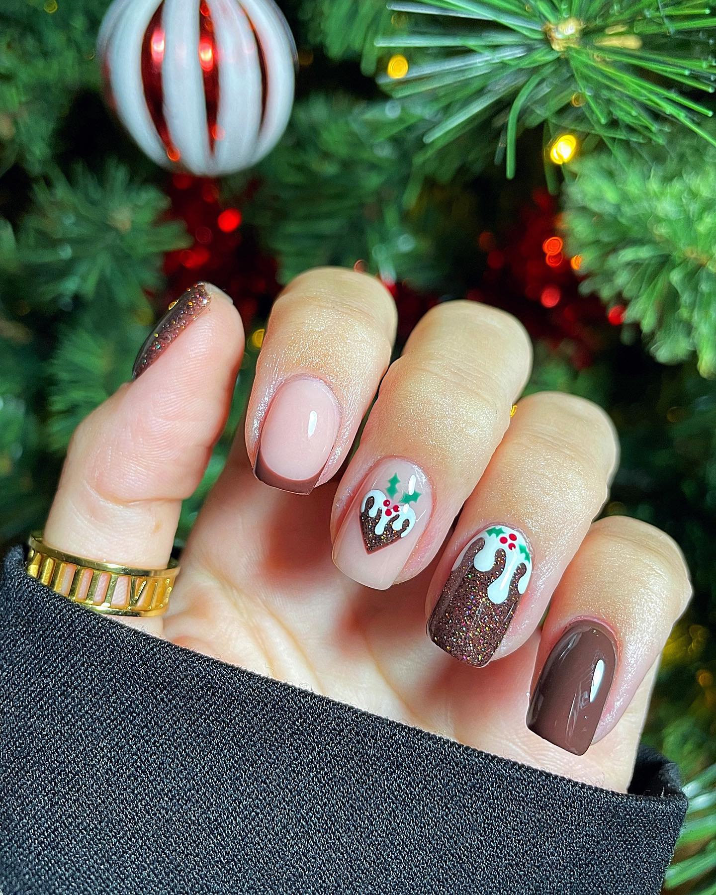 30+ Best Christmas Nails You Need To Try; This includes winter nails , holiday nails, santa nails, reindeer nails, christmas tree nails , holly nails, snowflakes nails & more! #holidaynails #christmasnails, #winternails