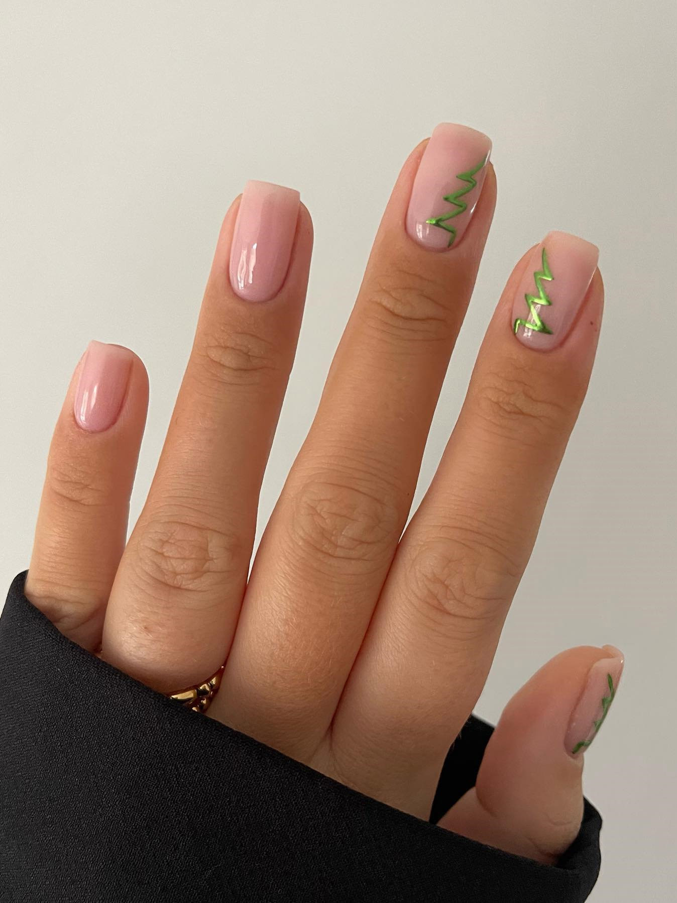 30+ Best Christmas Nails You Need To Try; This includes winter nails , holiday nails, santa nails, reindeer nails, christmas tree nails , holly nails, snowflakes nails & more! #holidaynails #christmasnails, #winternails