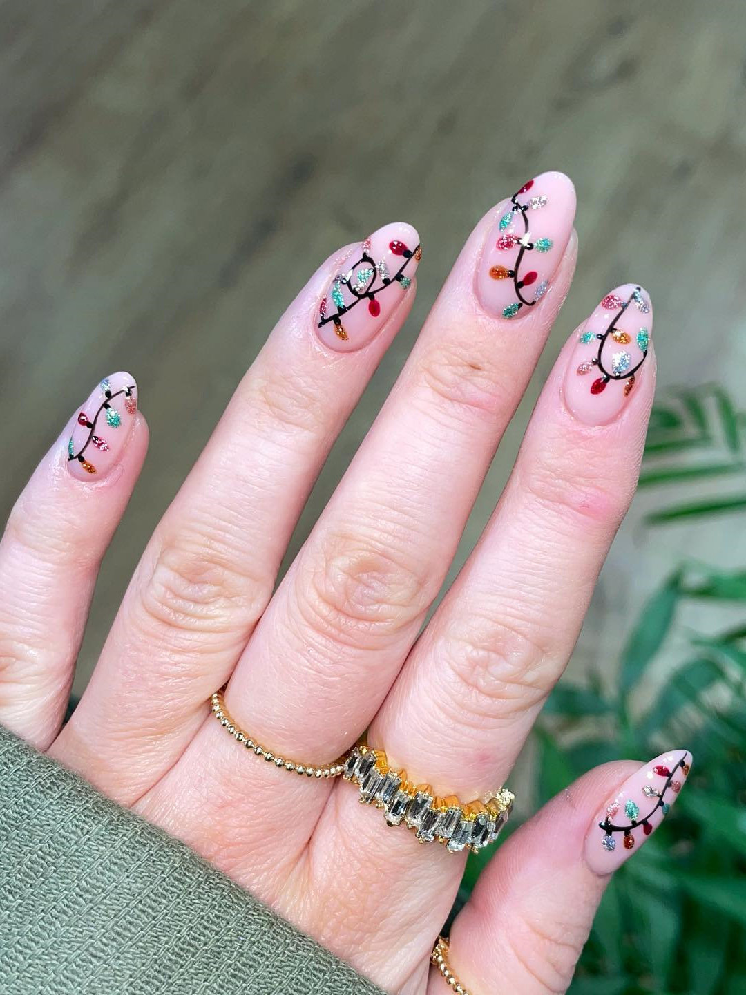 30+ Best Christmas Nails You Need To Try; This includes winter nails , holiday nails, santa nails, reindeer nails, christmas tree nails , holly nails, snowflakes nails & more! #holidaynails #christmasnails, #winternails