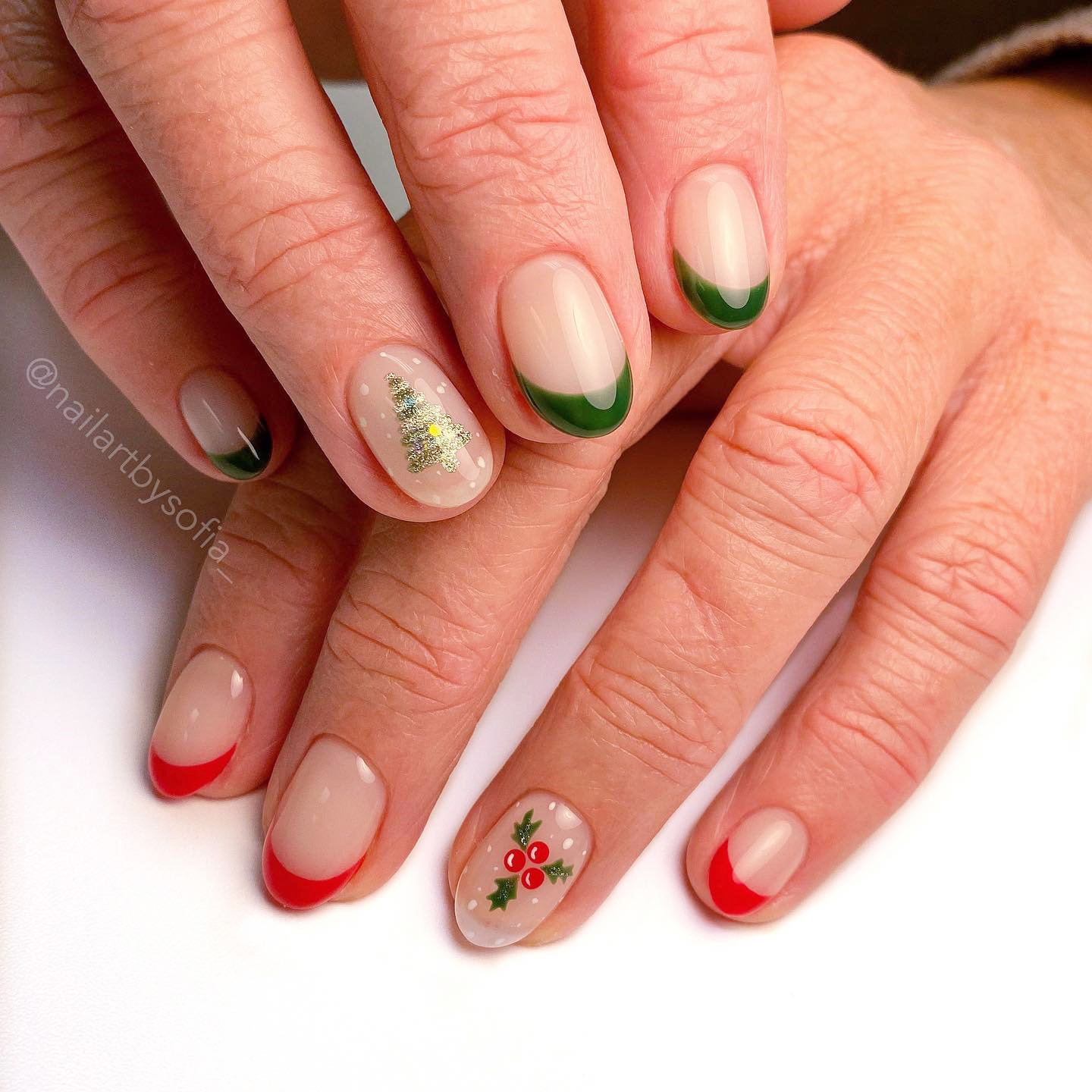 30+ Best Christmas Nails You Need To Try; This includes winter nails , holiday nails, santa nails, reindeer nails, christmas tree nails , holly nails, snowflakes nails & more! #holidaynails #christmasnails, #winternails