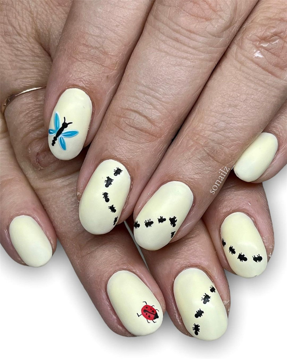 Catching the tail-end of summer and enjoy these summer nail art. summer nails 2022 trends #summernails2022 #summernails #nailart #naildesigns #manicure