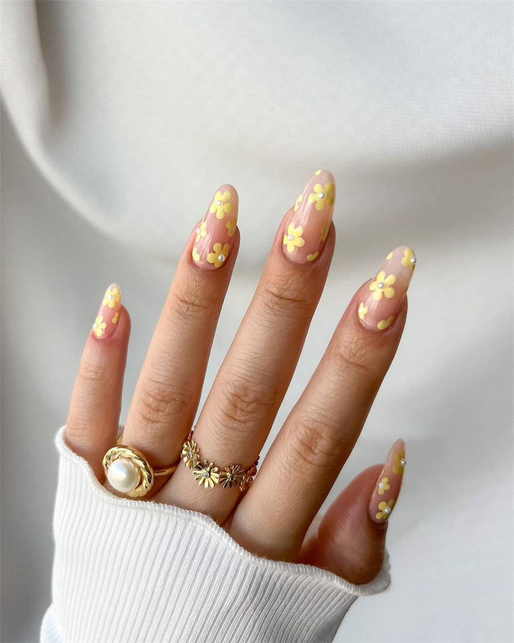 Catching the tail-end of summer and enjoy these summer nail art. summer nails 2022 trends #summernails2022 #summernails #nailart #naildesigns #manicure