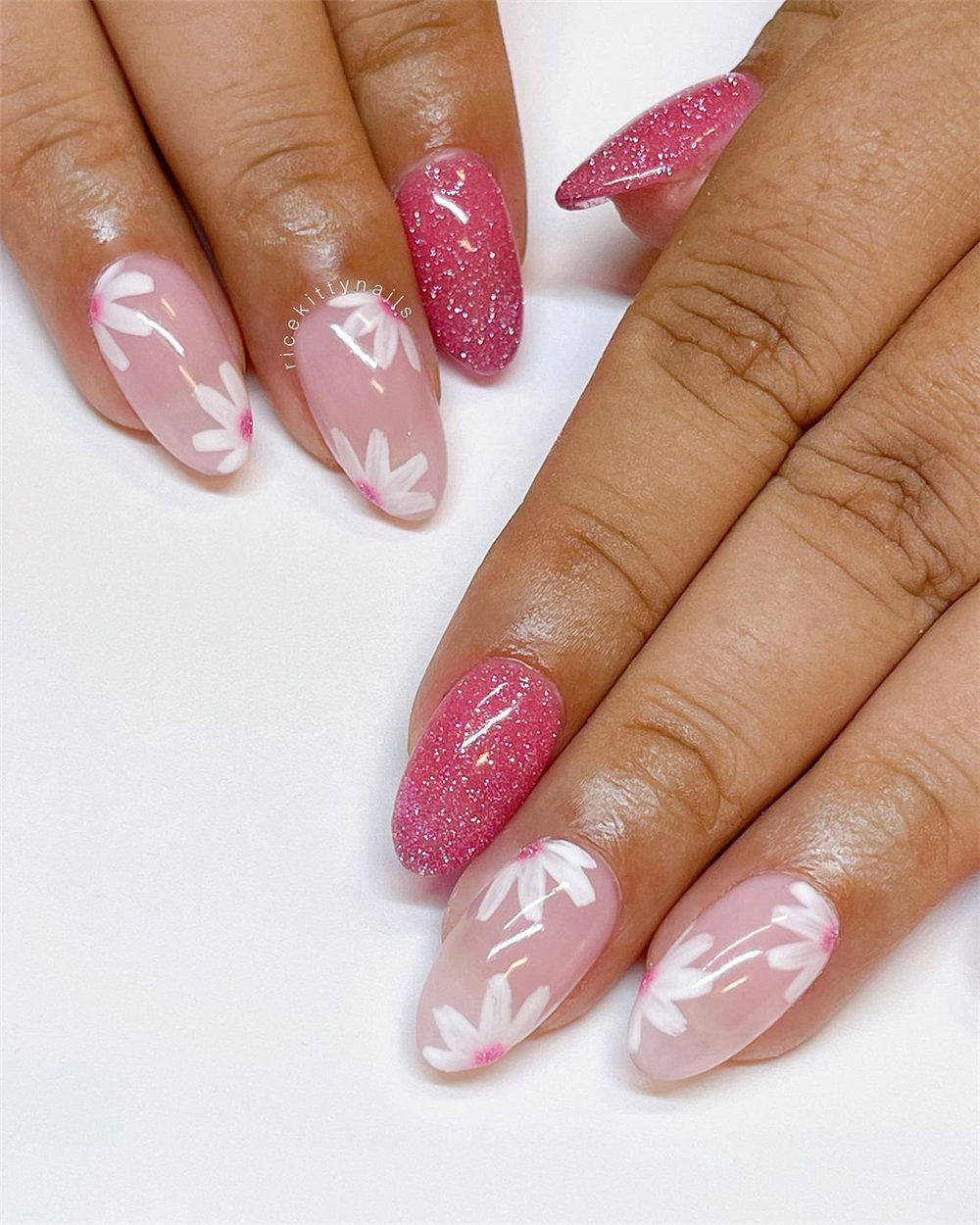 Catching the tail-end of summer and enjoy these summer nail art. summer nails 2022 trends #summernails2022 #summernails #nailart #naildesigns #manicure