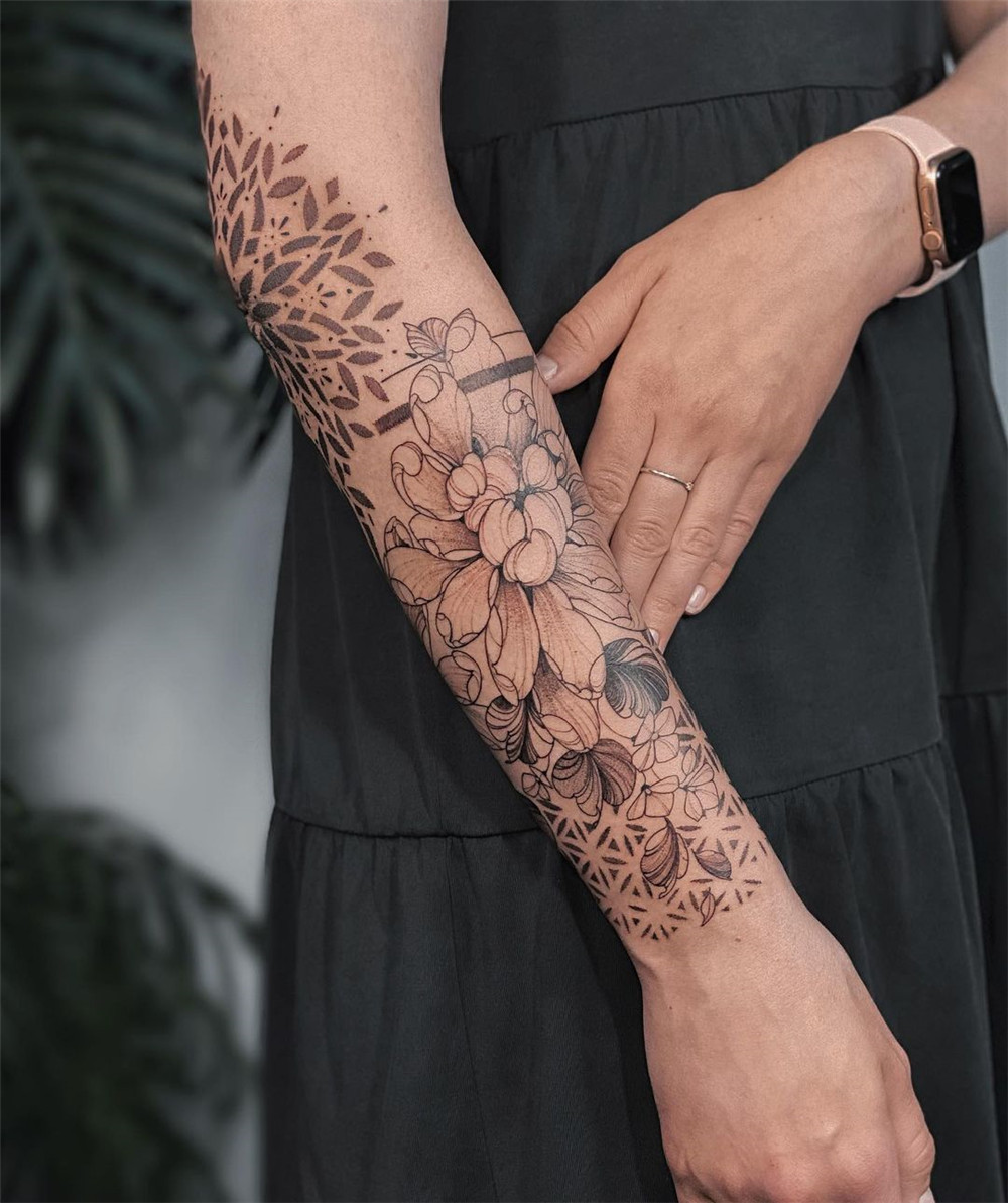 floral sleeve tattoo design for women; sleeve tattoo, tattoos for women, sleeve tattoo design, floral sleeve tattoo, #sleevetattoo #tattoosforwomen, #floralsleevetattoo
