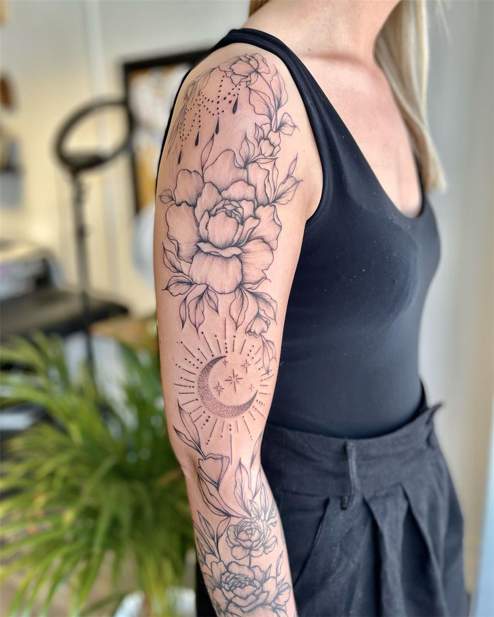 floral sleeve tattoo design for women; sleeve tattoo, tattoos for women, sleeve tattoo design, floral sleeve tattoo, #sleevetattoo #tattoosforwomen, #floralsleevetattoo