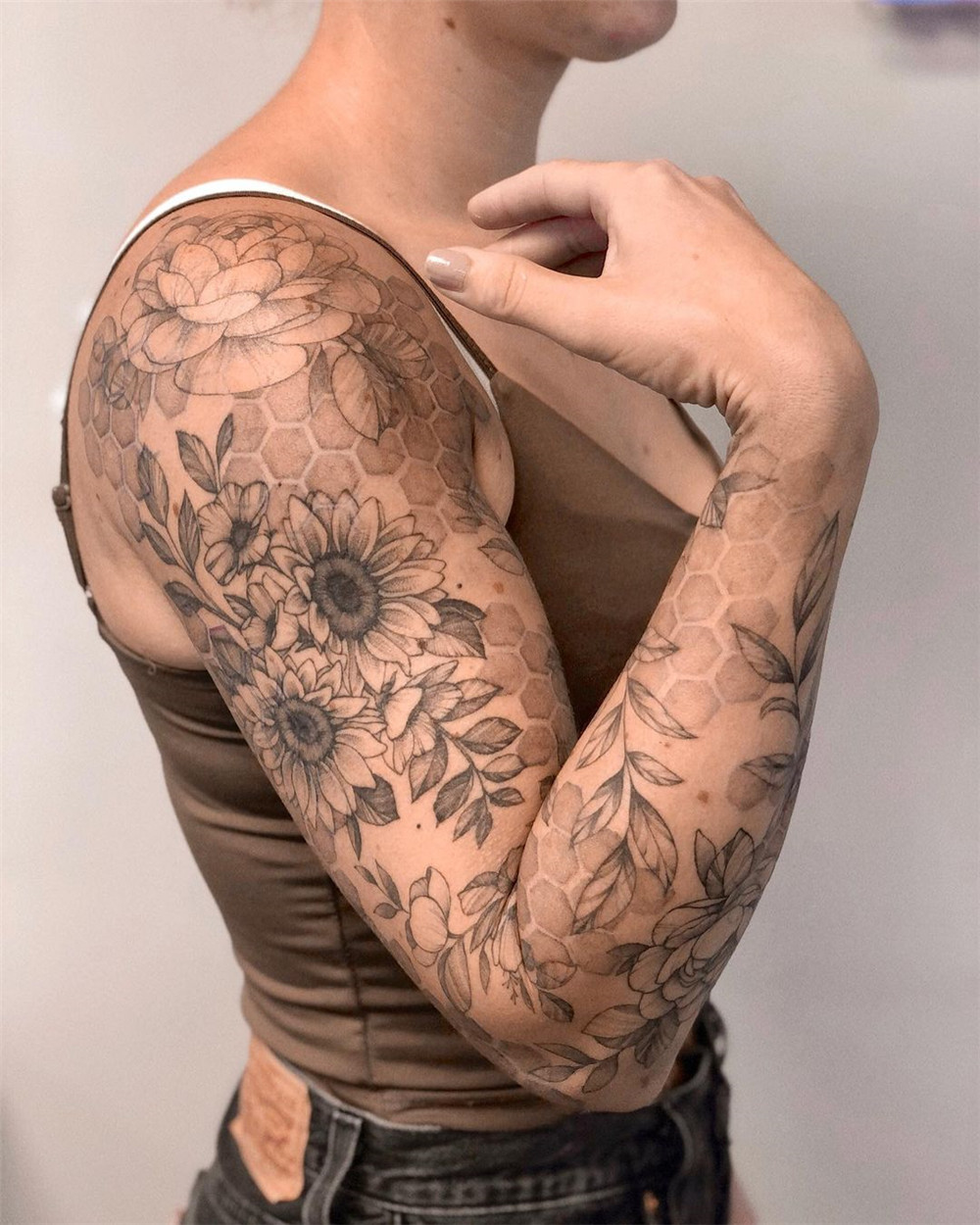 floral sleeve tattoo design for women; sleeve tattoo, tattoos for women, sleeve tattoo design, floral sleeve tattoo, #sleevetattoo #tattoosforwomen, #floralsleevetattoo