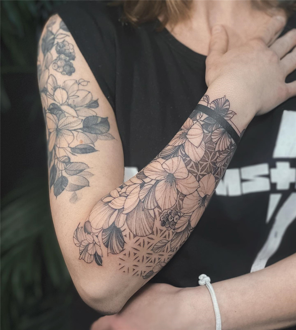 floral sleeve tattoo design for women; sleeve tattoo, tattoos for women, sleeve tattoo design, floral sleeve tattoo, #sleevetattoo #tattoosforwomen, #floralsleevetattoo
