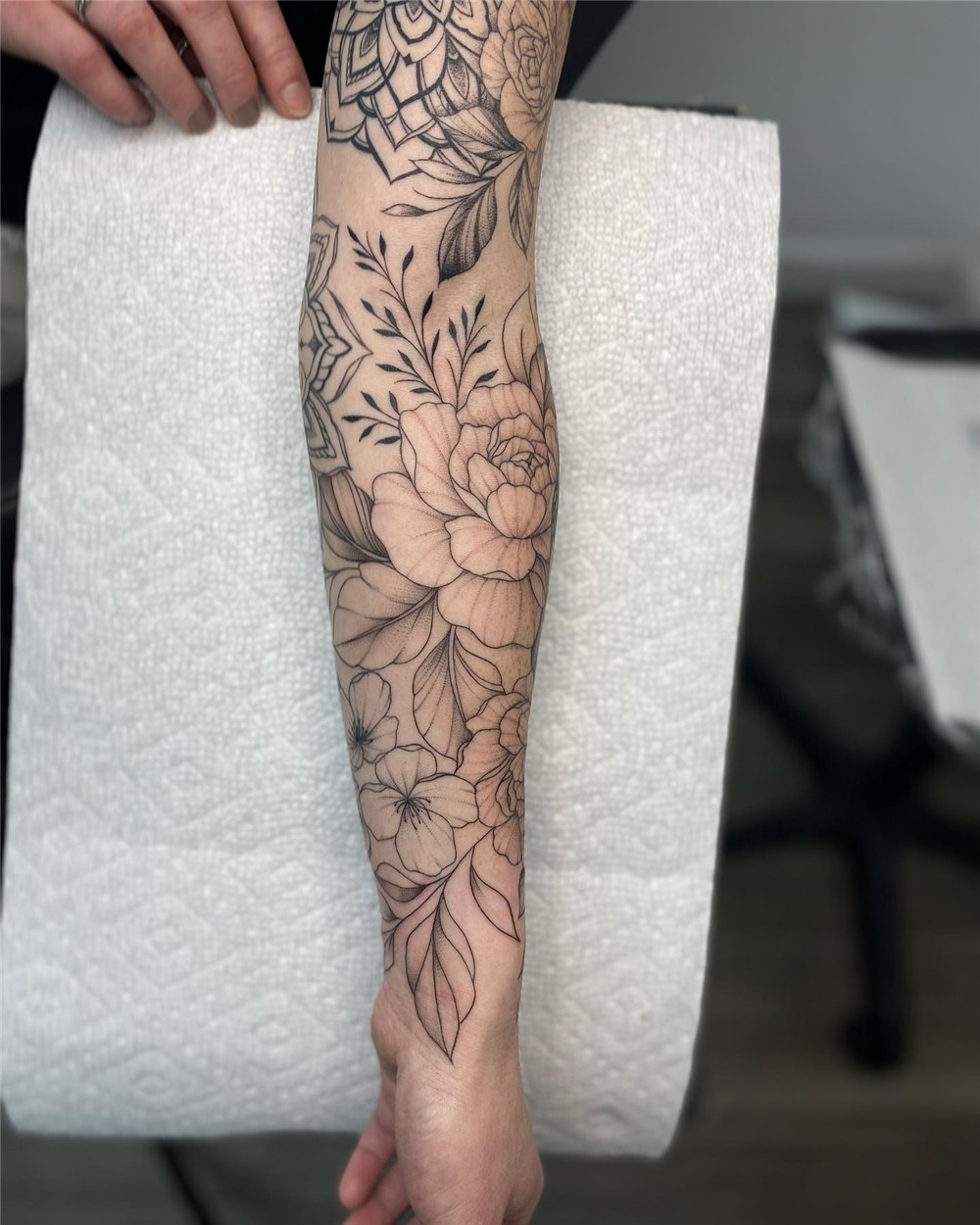 floral sleeve tattoo design for women; sleeve tattoo, tattoos for women, sleeve tattoo design, floral sleeve tattoo, #sleevetattoo #tattoosforwomen, #floralsleevetattoo