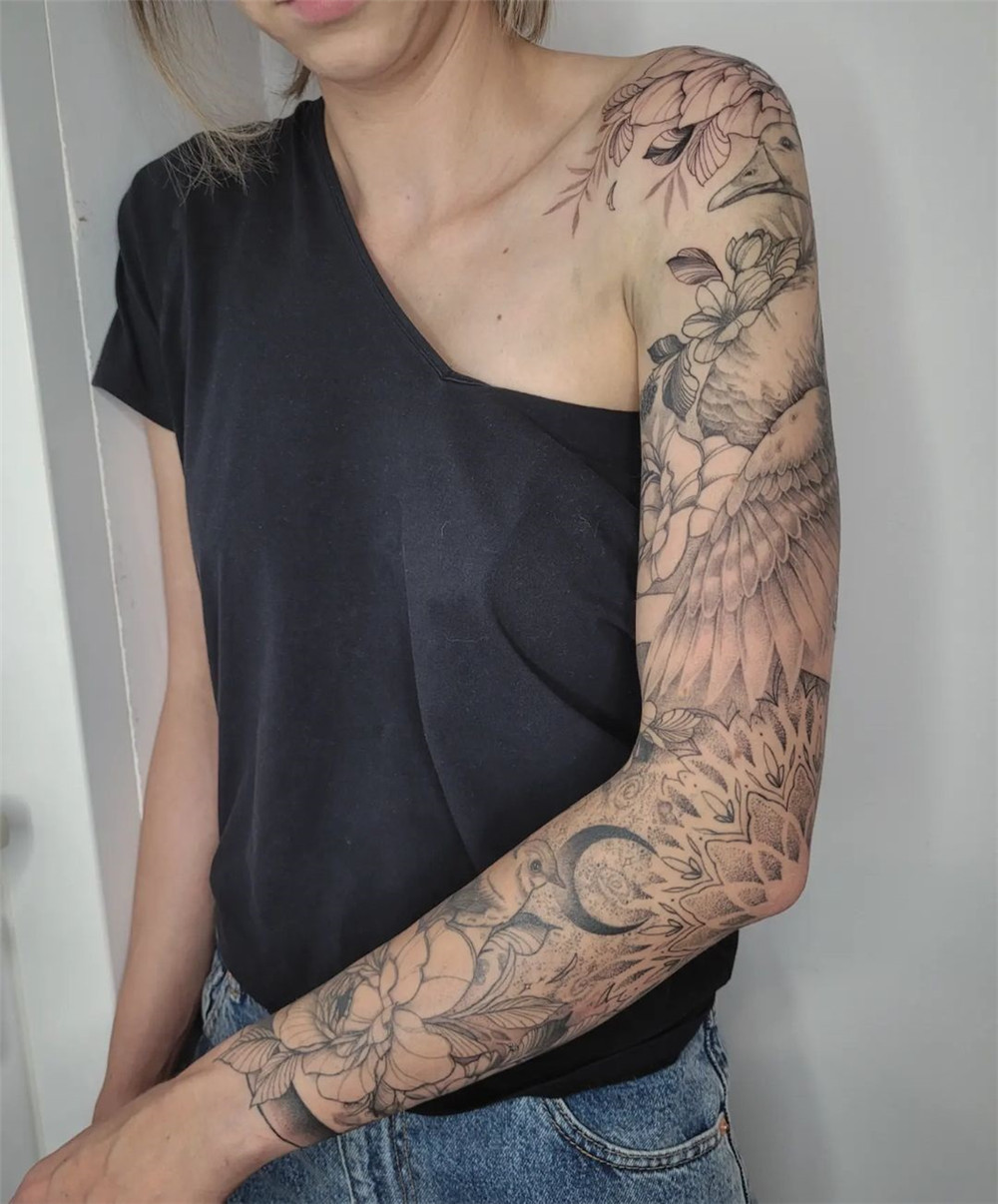 floral sleeve tattoo design for women; sleeve tattoo, tattoos for women, sleeve tattoo design, floral sleeve tattoo, #sleevetattoo #tattoosforwomen, #floralsleevetattoo