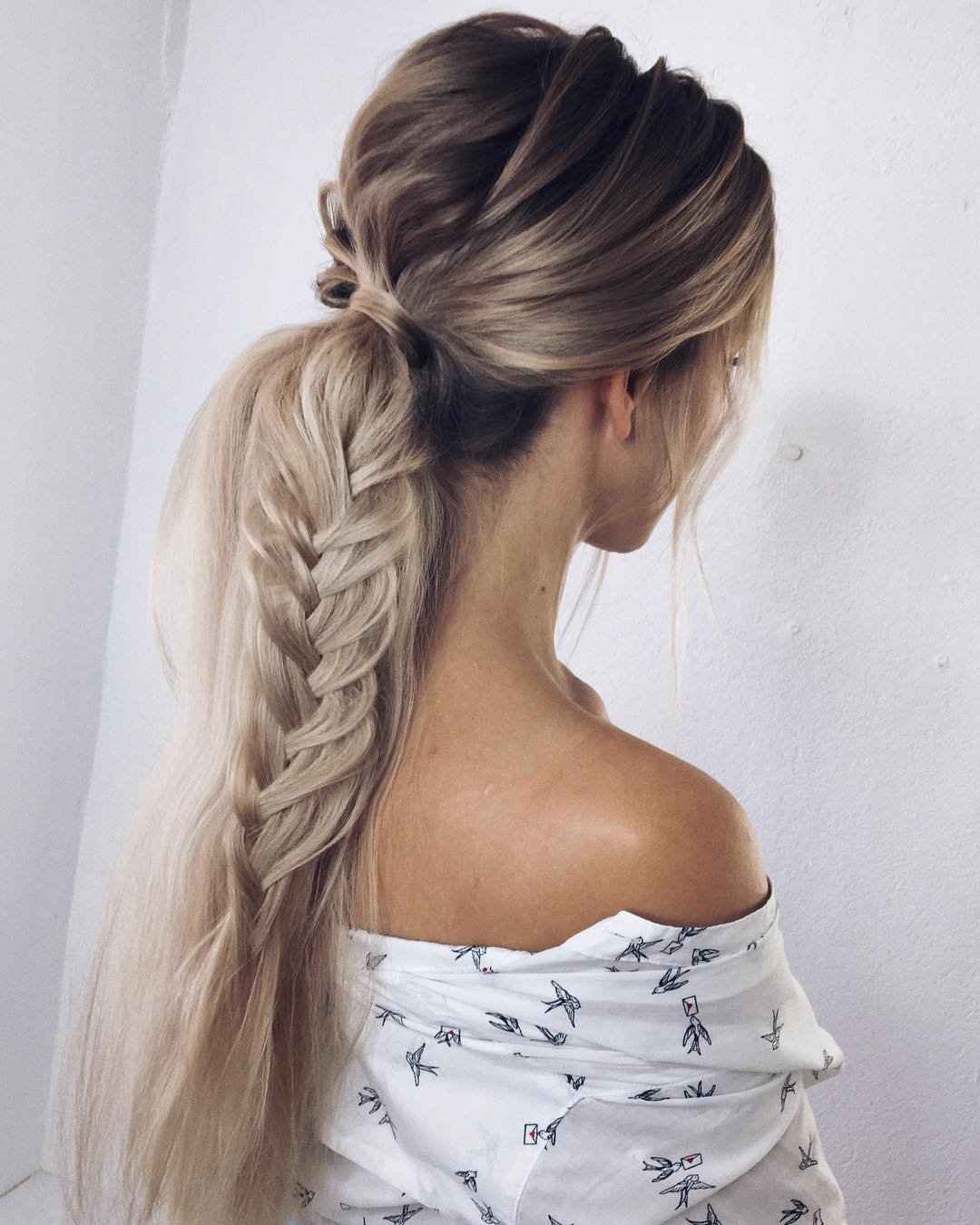 To give you some easy hairstyles inspiration, we have found 60 easy and quick hairstyles. Include easy hairstyles for medium hair, long hair and short hair. Whether you to school or to work these easy hairstyles are sure to draw compliments.