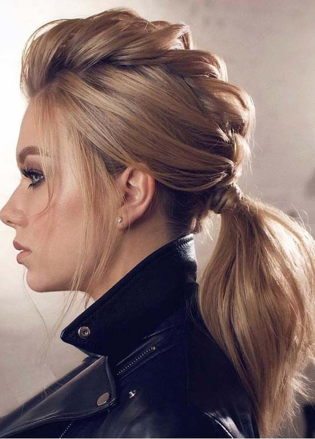 To give you some easy hairstyles inspiration, we have found 60 easy and quick hairstyles. Include easy hairstyles for medium hair, long hair and short hair. Whether you to school or to work these easy hairstyles are sure to draw compliments.