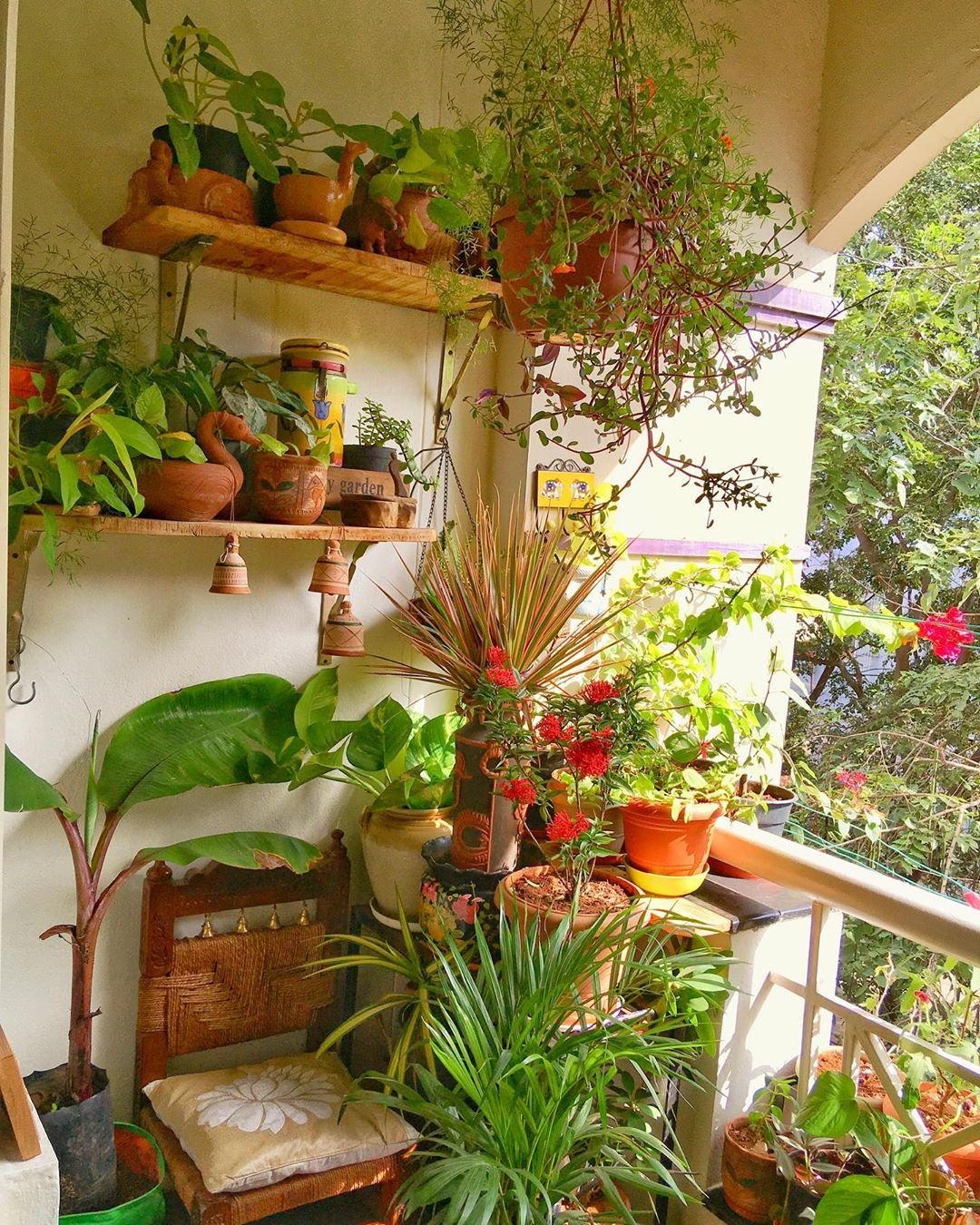 To give you some indoor plants decor inspiration, we have found 60 indoor plants decor and plant shelves ideas. You can decorate your bedroom, kids room, living room, kitchen, and dining room with indoor plants.