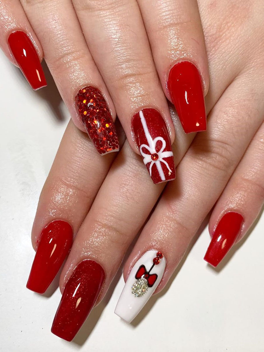 To show how gorgeous long nails can be, we have found 40 ideas that are super trendy right now. You will find glitter nails, acrylic nail, coffin and almond nails designs and more.