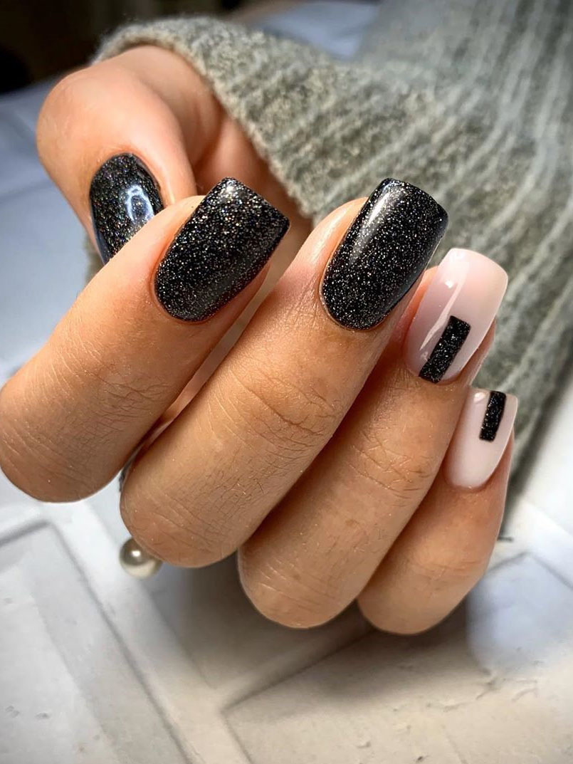 To show how gorgeous long nails can be, we have found 40 ideas that are super trendy right now. You will find glitter nails, acrylic nail, coffin and almond nails designs and more.