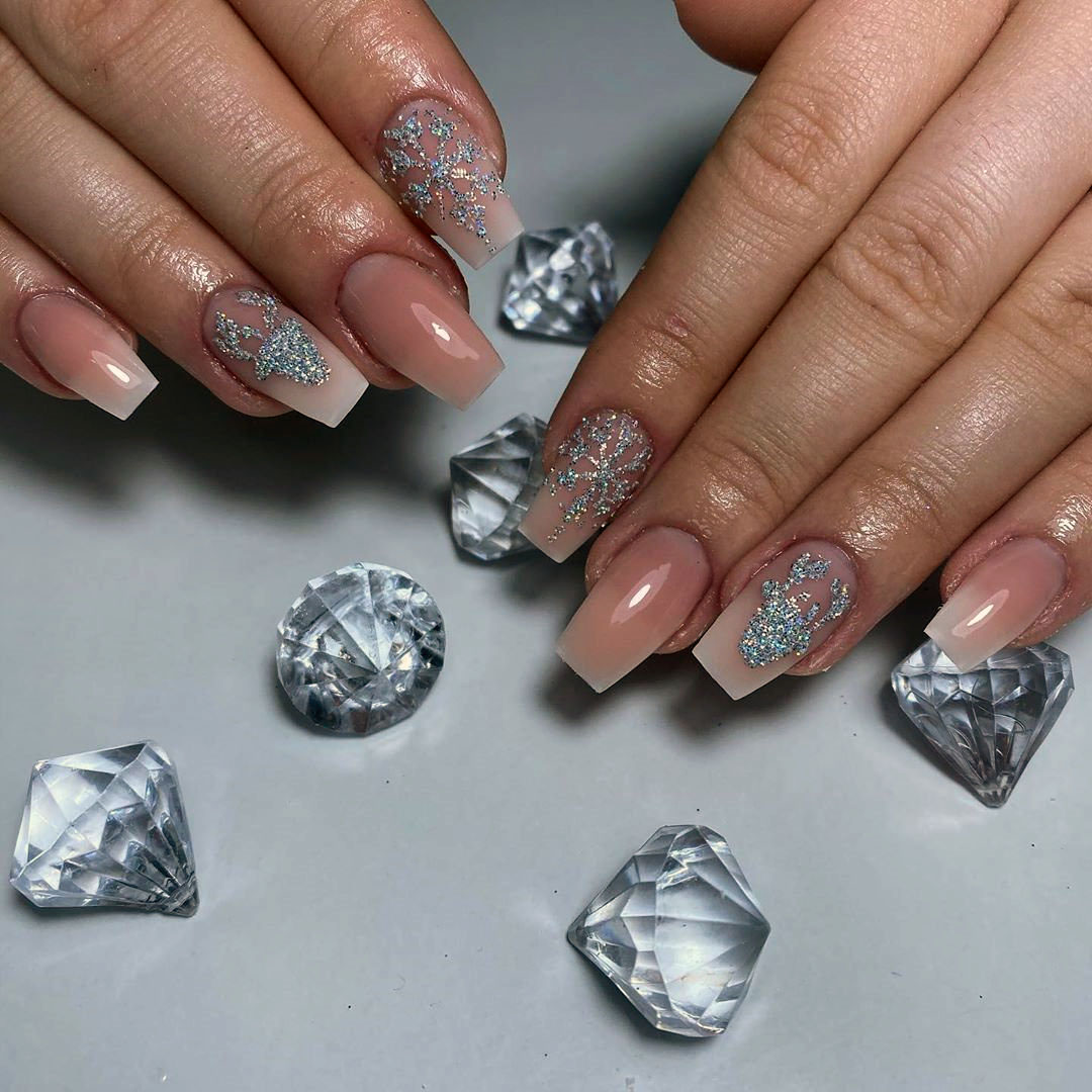 To show how gorgeous long nails can be, we have found 40 ideas that are super trendy right now. You will find glitter nails, acrylic nail, coffin and almond nails designs and more.