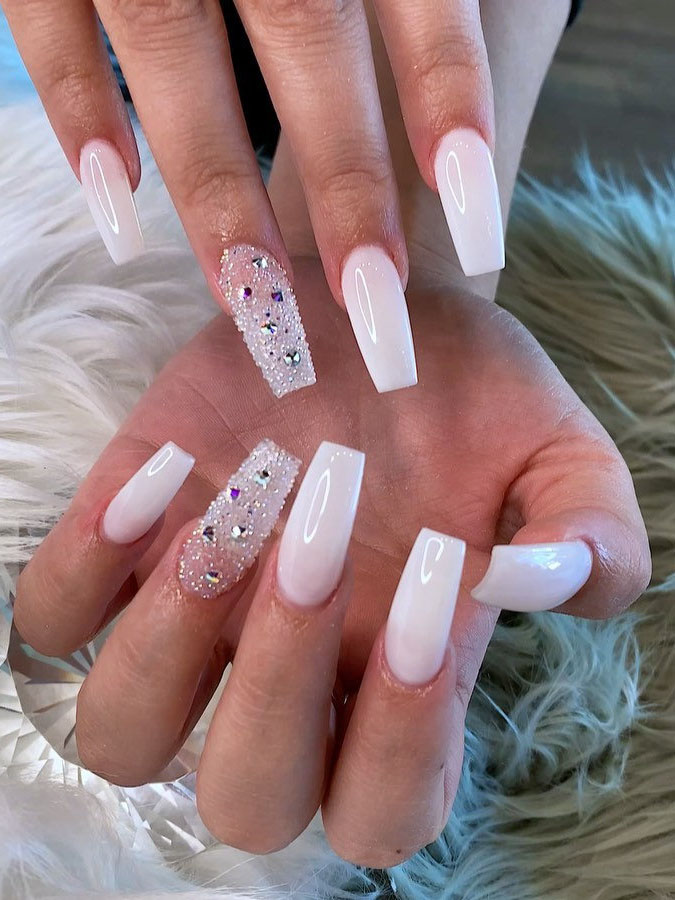 To show how gorgeous long nails can be, we have found 40 ideas that are super trendy right now. You will find glitter nails, acrylic nail, coffin and almond nails designs and more.