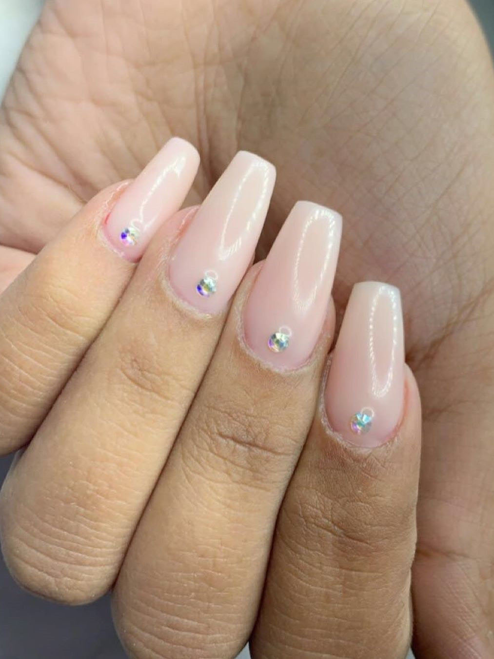 To show how gorgeous long nails can be, we have found 40 ideas that are super trendy right now. You will find glitter nails, acrylic nail, coffin and almond nails designs and more.