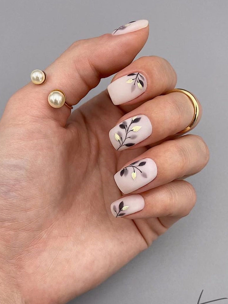 To show how gorgeous long nails can be, we have found 40 ideas that are super trendy right now. You will find glitter nails, acrylic nail, coffin and almond nails designs and more.