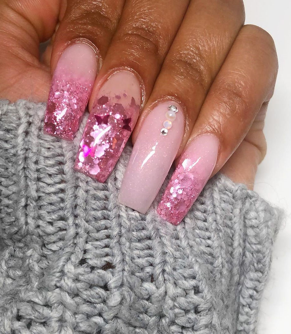 To show how gorgeous long nails can be, we have found 40 ideas that are super trendy right now. You will find glitter nails, acrylic nail, coffin and almond nails designs and more.