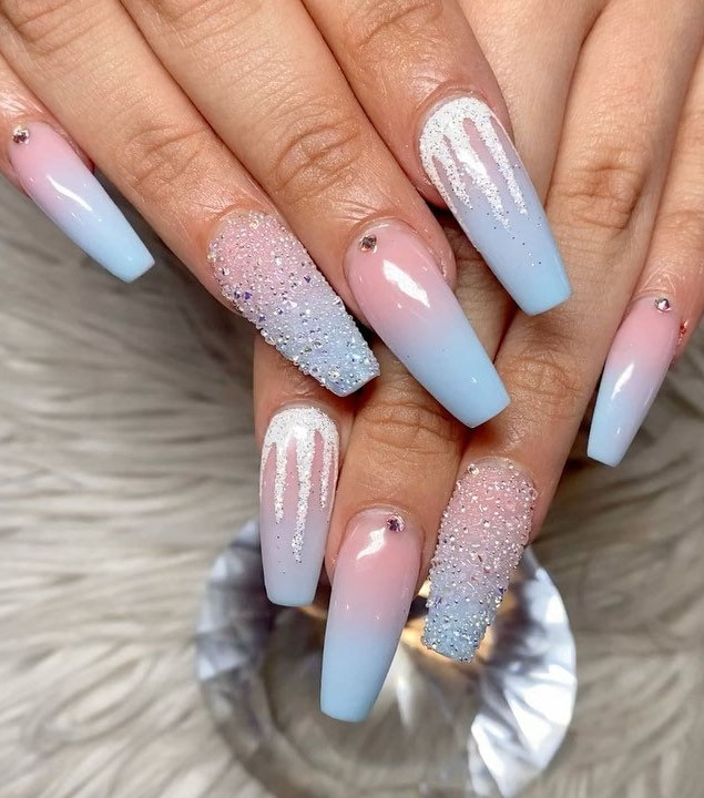 To show how gorgeous long nails can be, we have found 40 ideas that are super trendy right now. You will find glitter nails, acrylic nail, coffin and almond nails designs and more.