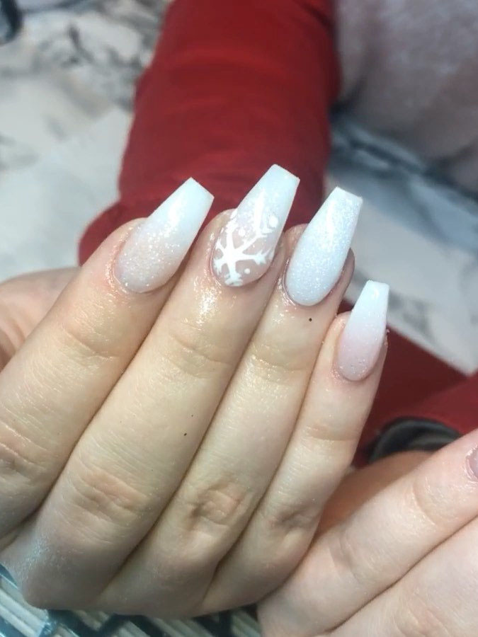 To show how gorgeous long nails can be, we have found 40 ideas that are super trendy right now. You will find glitter nails, acrylic nail, coffin and almond nails designs and more.