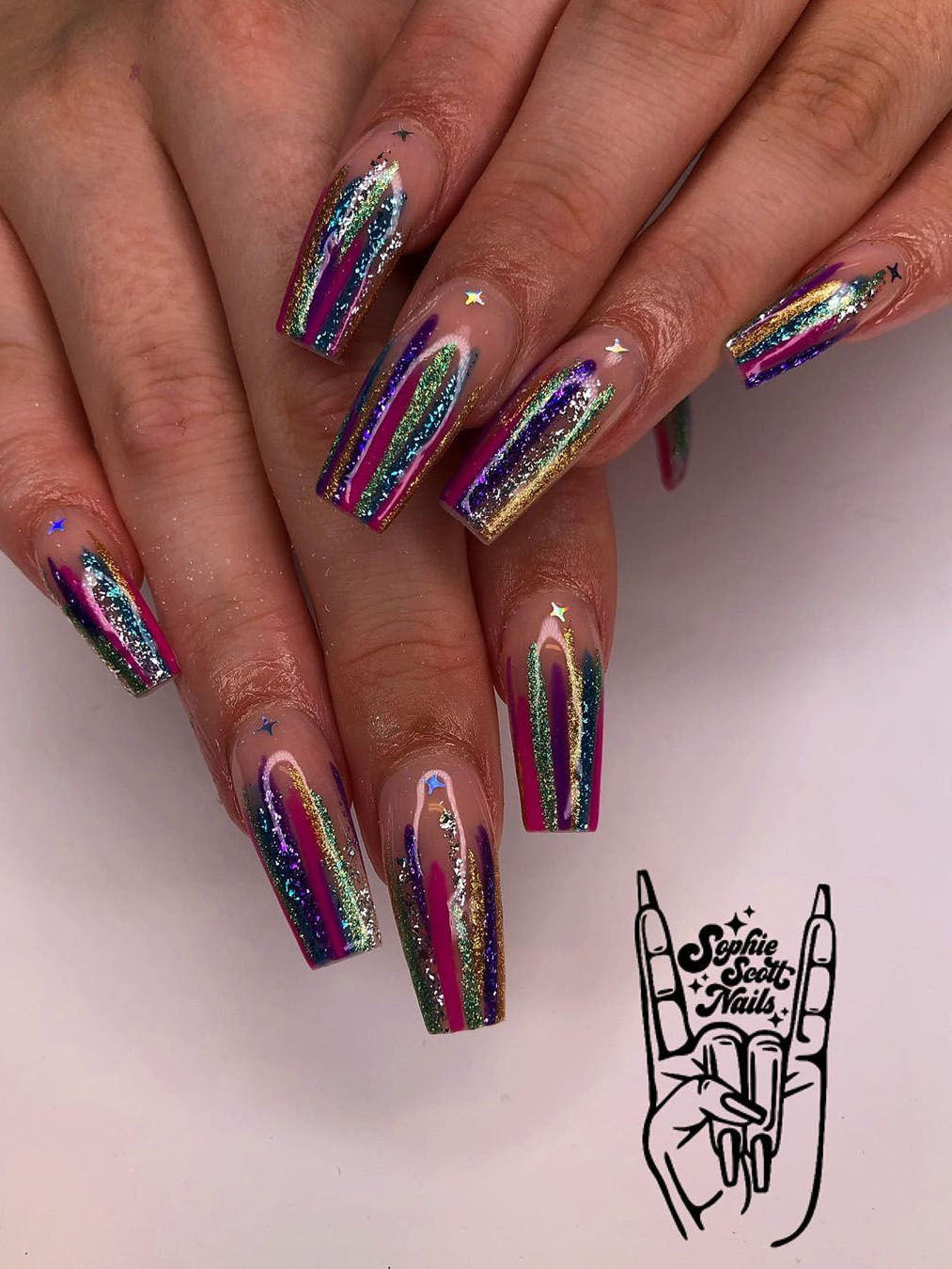 To show how gorgeous long nails can be, we have found 40 ideas that are super trendy right now. You will find glitter nails, acrylic nail, coffin and almond nails designs and more.