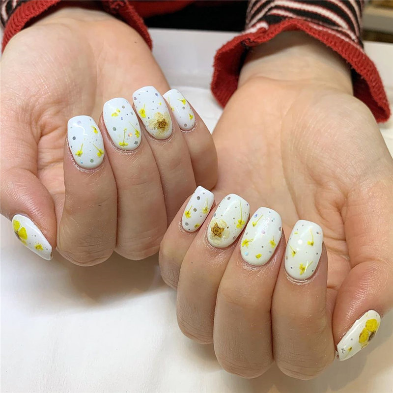 35 Spring Nail Design Trends and Colors. We have gathered the best spring nails ideas including beautiful flower,  greens, pinks, yellow and so on. You can try with the spring nails designs. #NailArt #springnails