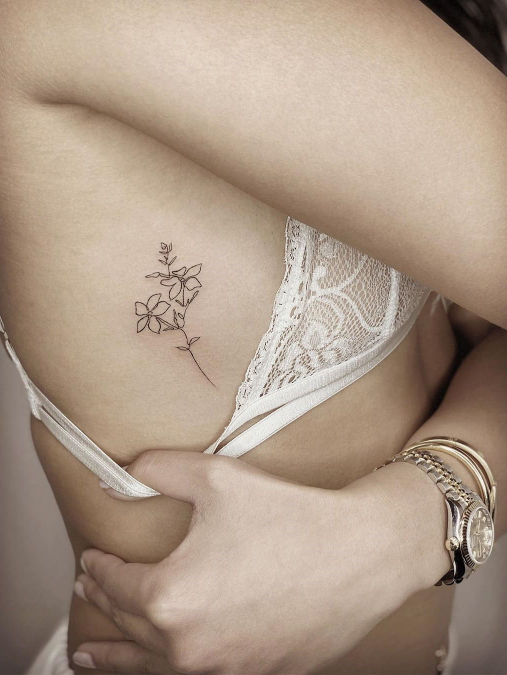 To show you how fashion these small tattoos can be, we have found 50 of the best simple tattoo designs. Whether you like finger or arm tattoos, you will find ideas to suit you. #smalltattoos #tinytattoos
