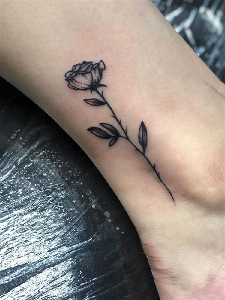 To give you some rose tattoos inspiration, we have found 30 simple and small rose tattoo ideas for women. If you are looking for tiny tattoos which are suitable for you, you can browse our website from time to time. #rosetattoos #smalltattoos #womentattoos #tinytattoos